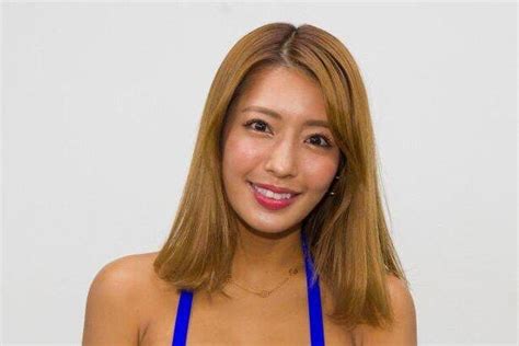 Gカップグラドル・橋本梨菜、極小の水着姿で「M字開脚＆女豹。